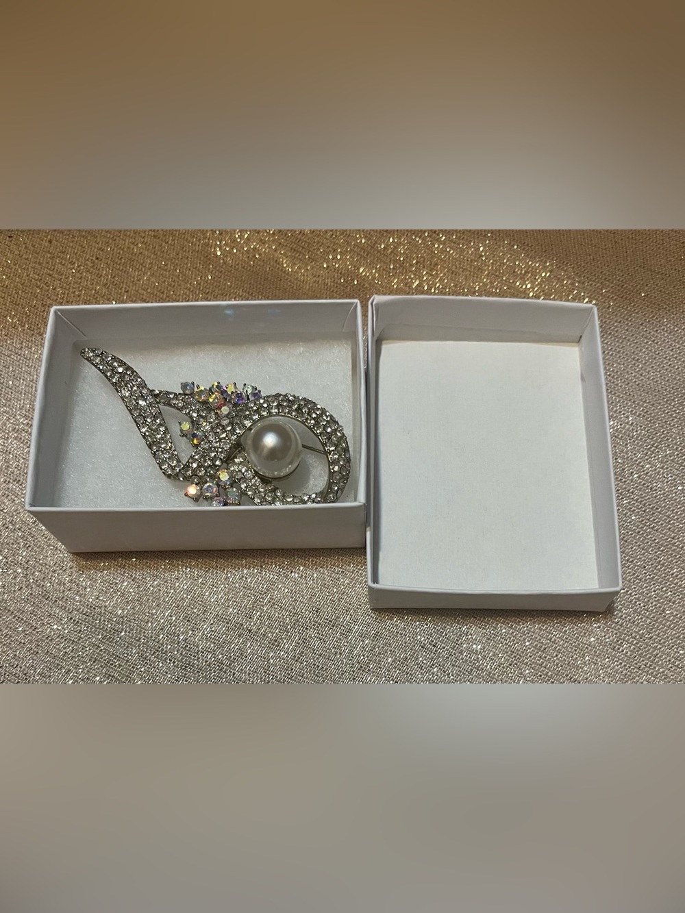 Ribbon Brooch Vintage Style Iridescent & Clear Rhinestones & Faux Pearl - Picture 6 of 6